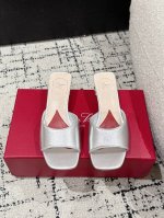 顶级版本 Roger Vivier Rv 25Ss 春夏新款 钻跟拖鞋 以质感超强的胎牛皮 纯手工制成 简约不简单，即刻点亮夜间造型。 面料：胎牛皮 内里：羊皮
