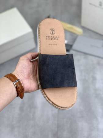 工厂价 实价 Brunello Cucinelli Bc 新款麂皮拖鞋，24Ss新款系列 此款凉拖鞋鞋型堪称经典，永不过时！外底上的个性logo和独特的水波纹凹 - 点击图像关闭
