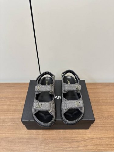 chanel 2025Ss新品牛仔布小香沙滩凉鞋 顶级专柜品质 每年必入的经典款之一 最新出双C金属扣搭配设计 更加彰显和品味 所有材质都根据原版定制 购入正品