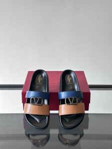 出厂价p 实价 Valentino 华伦天奴 男士 春夏新款 金属Logo平底拖鞋 气质凉拖 同款明星穿搭 原版开模 进口小牛皮。橡胶大底。柔软耐穿 全套专柜包