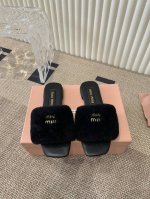 Miumiu 缪缪24Ss秋冬新款平底羊毛毛拖鞋 顶级版本 Zp开发miumiu真的太少女啦！进口澳洲羊毛超级软糯 舒适度超高！ 鞋面：对版进口羊毛.羊皮里.