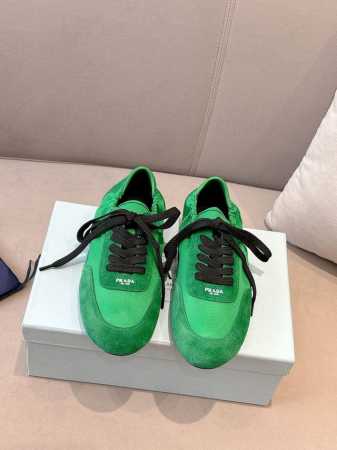 绿色 330 十色 Prada 普拉达新款德训鞋 鞋面麂皮有肌理感，内里羊皮包裹，软软糯糯的 鞋垫加厚小羊皮，踩上去无比舒适，有支撑感，又包裹得很好的感觉 鞋型 - 点击图像关闭