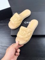 chanel小香 初夏 蜜儿 度假厚底拖鞋 人气款 专柜断货王 推荐人手一双 胖墩墩的蜜儿拖软绵绵脚感 颜值款 上脚增高3M好穿又显瘦 日常随意搭配尽是惊讶 本