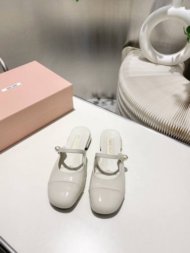 出厂 缪缪2025春夏新款玛丽珍半拖鞋 拼色的设计个性不张扬 上脚果然更惊艳~而且高度也太适合我了. 穿着不累脚 鞋面 进口漆皮 内里 水染羊皮 大底 意大利真