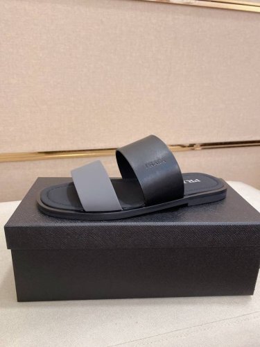 工厂p价 prada 拖鞋 顶级代购 男士春夏拖鞋专柜同步 鞋面意大利进口牛皮搭 标志图形高品质工艺 鞋底 原厂特供原版底 独家活动成型底超级舒适 原厂跟单货