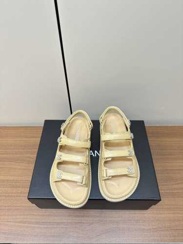 Chanel香奈儿小香魔术贴沙滩凉鞋 24ss 春夏新款！沙滩鞋全网爆爆爆！专柜最新款，上脚依然让我心甘情愿剁手入，人气爆款必须得有它排名，四季搭配都无敌了，各