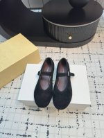 the Row 2025春夏新款羊皮芭蕾平底鞋 一个极其低调且又非常高级的品牌 从来不需要用浮夸的Logo来彰显自己 只有最简约的线条和最高级的材质 来告诉大家