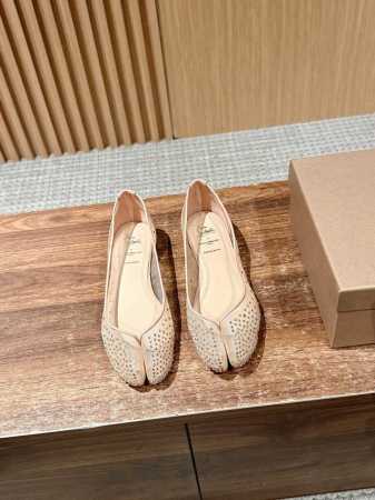 克里斯提 鲁布托联名马吉拉分趾高跟单鞋 Maison Margiela 与 Christian Louboutin 推出首个联名鞋履系列 全新合作以两种互相交融 - 点击图像关闭