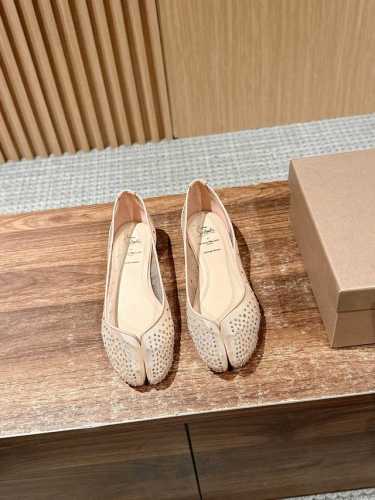 克里斯提 鲁布托联名马吉拉分趾高跟单鞋 Maison Margiela 与 Christian Louboutin 推出首个联名鞋履系列 全新合作以两种互相交融