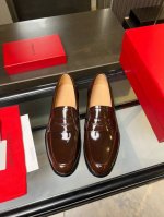 菲拉格慕Ferragamo男士精品皮鞋 这款男士乐福鞋型优雅 细节华丽 彰显端庄考究风范 适合伴您出席鸡尾酒会 面料采用进口咖色开边珠牛皮 呈现令人惊艳的质感