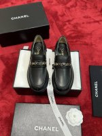 冲量价: CHANE*｜小香经典款链条乐福鞋 这款非常有特色！太爱这个链条设计了 复古低调又很有质感 一下子从普通跳脱而出 非常有辨识度鞋面采用进口开边珠牛皮内
