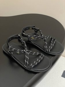 Miu Miu 25Ss缪缪春夏新款简约绳结凉鞋沙滩凉鞋 别看简单 工艺每个都很复杂 非常留行的美拉德配色平底鞋，电绣工艺设计、独特风格，简约又时髦 配上脚绳可