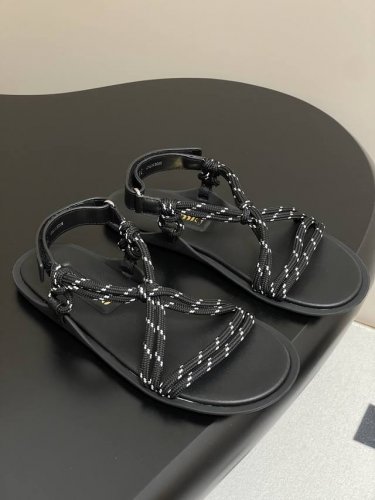 Miu Miu 25Ss缪缪春夏新款简约绳结凉鞋沙滩凉鞋 别看简单 工艺每个都很复杂 非常留行的美拉德配色平底鞋，电绣工艺设计、独特风格，简约又时髦 配上脚绳可