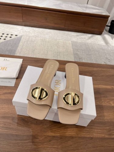 Dior 爆款来啦这款 C ' Est Dior 低跟凉拖优雅时尚，简约雅致，饰以金色饰面金属 C 和 D 字母提升格调，灵感源自 Dior 档案。设计优雅，方