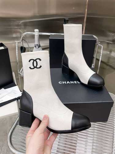 出厂 Chanel 24S秋冬新品双C粗跟袜子靴 本季王炸神款女神必备单品 袜子靴的特点就是穿着舒适瘦腿 不管什么腿型都能包得住 超好搭配衣服 巨显脚瘦 美惨了