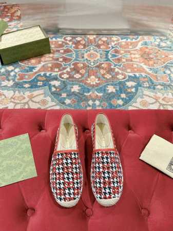 Gucci 早春女士gg装饰园头古奇草编平底新款渔夫拖鞋 全皮鞋面logo款，官网同步，永不过时，超级舒适。 经典条纹logo，绗缝帆布徽标轻便草编麻底渔夫鞋。 - 点击图像关闭