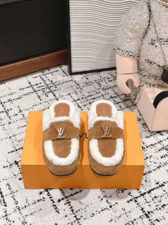 顶级品质 Louis Vuitton ss24 new arrival～ 路易威登.2024秋冬新款羊毛半拖 这款半拖毛毛鞋超好看，超轻便，超好穿， 居家户外都 - 点击图像关闭