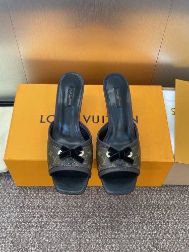 Louis Vuitton 2025春夏新款猫跟蝴蝶结果冻色女鞋 Lv 字母Logo五金扣方头拼色凉拖鞋 材质：鞋面进口环保透气老花皮+水染羊皮内里+意大利真皮