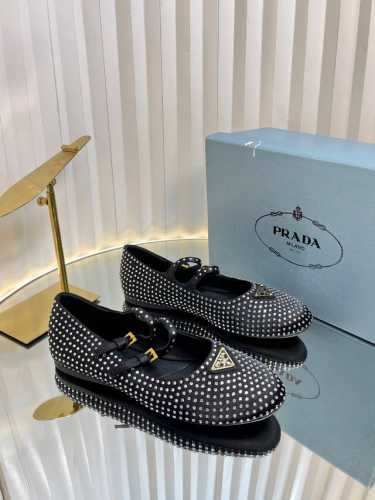 prada 普拉达闪闪烫钻 新品 实力来袭 prada Glow限时店很闪亮的单品 玛丽珍单鞋 芭蕾舞鞋 超级爆系列爆品，各大网红明星乔欣，程潇，刘令姿同款圆头