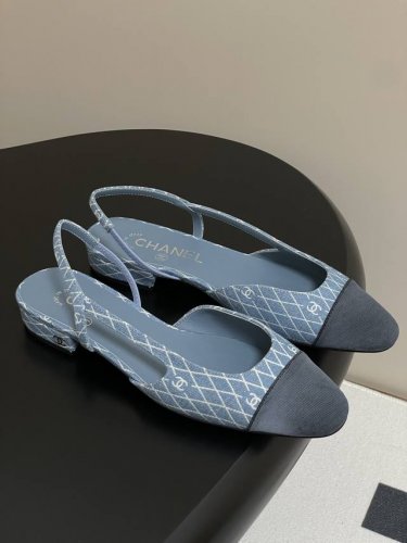 最新牛仔布 25p早春新款Chanel小香绝美牛仔布后空Sling-Back凉鞋平底 粗跟 sling-Back于1957年问世,之后Two-Tone设计成为C