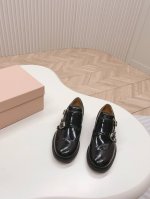 出厂价 Miumiu church's孟克皮鞋，僧侣鞋 英伦复古、巴洛克雕花元素 又美又飒！酷炸街！惊为天人！ 鞋面虽是邦邦硬挺，但穿起却很舒适.牛皮面牛皮里