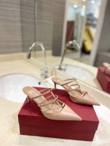 Valentino 新款 最新微跟穆勒鞋 镀铂迷你铆钉与性感尖头完美结合简直是夏天时髦巅峰小牛皮后系带微跟鞋 -细鞋跟 -鞋跟高:6厘米 -真皮鞋底 -码数35