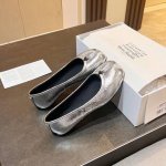 maisonmargiela 马丁 马吉拉 金典款分趾单鞋. 上脚舒适 .个性十足 面料采用金属牛皮 内里羊皮 垫脚羊皮 颜色 金属黑色 金属银色 金属枪色 码