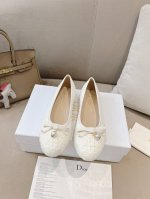 Dior 芭蕾鞋是二零二四早春系列新品，融入 Dior 高订元素重新诠释经典图案。采用白色绗缝牛皮革精心制作，饰以藤格纹图案，正面饰以精美的罗缎蝴蝶结，点缀以灵