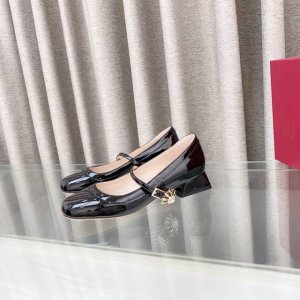 Rogerviver 2025春夏新款女鞋Love水晶钻扣中跟玛丽珍鞋 面料：软牛漆皮. 内垫脚昆种羊皮. 跟高：5Cm. 颜色:黑漆.米白. 红色. 大象灰漆
