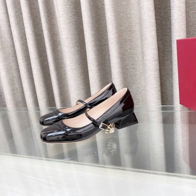 Rogerviver 2025春夏新款女鞋Love水晶钻扣中跟玛丽珍鞋 面料：软牛漆皮. 内垫脚昆种羊皮. 跟高：5Cm. 颜色:黑漆.米白. 红色. 大象灰漆