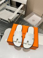 冲量价: 男款爱马仕真皮底工字拖鞋，时尚新宠 奢华材质 这款拖鞋采用顶级真皮材质，细腻柔软的触感，仿佛在亲吻你的双脚。每一步都能感受到爱马仕对品质的极致追求。