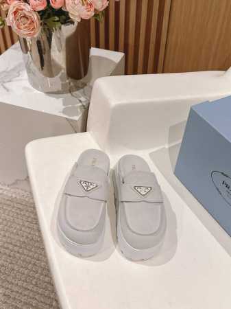 PRAD* 2025早春新款厚底三角标穆勒拖鞋好看到爆炸 舒适百搭，暴走不累 对版羊京面料，羊皮内里，私模TPU大底，码数：35-39# 40#订做不退换 - 点击图像关闭