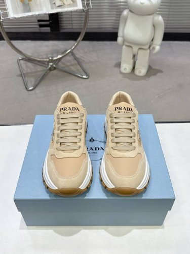 prada 225 普拉达新品 实力来袭 众多网红同款 时髦百搭Nice单品 意大利专柜代购原版鞋开发 1比1照足原味复刻 今年的主题就是不被定义 通过简单简洁