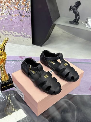 工厂p价p miumiu缪缪2025早春夏包头罗马凉鞋 官方春夏走秀新款 时髦百搭 无论光脚穿还是搭配袜子穿都超级百搭 原版一比一开发 鞋面 定制进口牛皮 内里