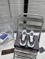 实价： 情侣款顶级版本 Valentino华伦天奴V家 新款Netrunner系列 休闲 气垫 情侣运动鞋 原版购入开发 做货 各种色彩搭配吸睛十足，激活魅力无