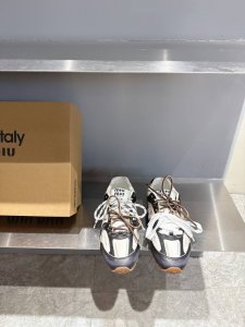 miumiu X New Balance 联名款Nb运动鞋 miu Miu 缪缪大秀上爆出的这双与New Balance 新百伦联名款运动 球鞋 后全球各大代购