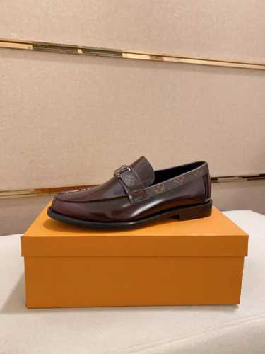 工厂P价 #Louis Vuitto*新品系列Ss爆款新品 休闲皮鞋、头层牛皮 经历3个月改色完美蜕变、鞋面五金扣和鞋口侧饰有路易威标识、鞋垫和鞋底有品牌标识