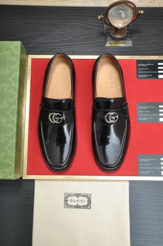 出厂价P 古奇 Gucci 高端牛里 新款Gucci* 顶级版本 古奇经典休闲皮鞋！选用进口原版牛皮面，内里头层舒适牛皮内里！原版耐磨橡胶大底！高品质精品！码数