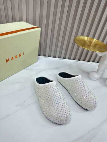 冲量价: MARNI 新品 全新设计风格，原版定制，大气时尚 面料 羊京烫钻 内里 羊皮 鞋底 原版原色橡胶大底 优雅风格 创造不一样的感觉 专柜包装 简约气质
