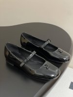 25Ss早春新款Louis Vuitton Lv Swing 高跟鞋最火最新金属跟玛丽珍后空粗跟凉鞋字母标高跟单鞋 选用柔软 皮革塑造易于穿脱的设计，以利落线条