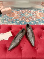 Miu Miu 缪缪 25 早春新品 专柜主打最新走秀款 单鞋系尖头高跟鞋缪家高货 顶级工艺打造精品质感 无敌舒适 绝对是一见钟情款！时尚百搭，人手必备！鞋面: