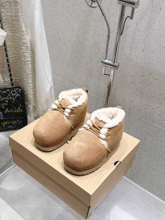 UGG 新款明星同款拼色厚底毛毛拖鞋 半拖 短靴 雪地靴 内里羊毛一体 保暖性能卓越 耐磨橡胶底 鞋子抓地力更好 拥有这一双UGG 让小脚丫在寒冷冬日始终温暖舒 - 点击图像关闭