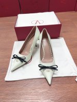 valen~Tino 最新上市的一款 好看又百搭 后跟带加小蝴蝶结设计淑女又不失干练气质上脚超级舒服美到窒息 鞋面 Yuan版开模 内里 垫脚羊皮 大底 意大利