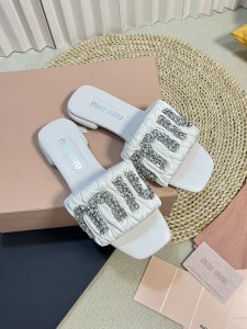 Miumiu 缪缪新款 钻扣拖鞋 高品质闭眼入 采用羊皮 真丝鞋面 人工缝线褶皱 弹力皮垫脚更加柔软舒服 施华洛世奇水钻扣 巨闪 原版真皮大底 size:# 3