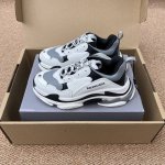 顶级Balenciaga巴黎世家一代 Triple S 复古 防滑耐磨 低帮 老爹鞋男女同款。 面料采用高密度网格拼接皮革 内里织网 大底采用高发泡以及Tpu独