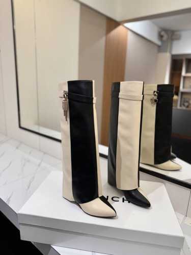 专柜正品级定制版本 GIVENCHY0 新款高跟长靴，市面最高版本 纪梵希 锁扣 风靡整个时尚圈 原版开发鞋型超级正 最高还原度鞋型 包裹性非常好 显瘦 显高级