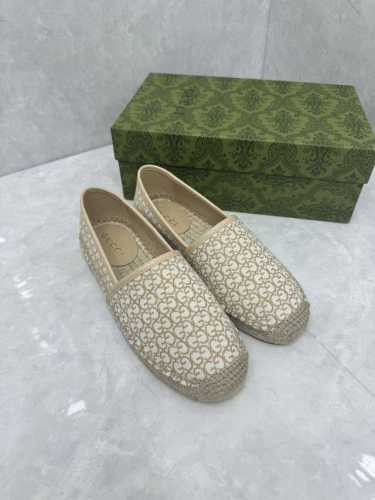 P220 Gucci新款女士Gg麻底鞋 材料、纹理和图案相结合，在整个系列中营造出温暖的春天感觉。这双麻底鞋采用编织绳索鞋底，采用Gg 提花制成。 Gg 提花