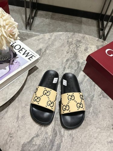 gucci 经典情侣款沙滩拖鞋，夏天戏水 居家 休闲百搭必备款 最新Logo款，最好品质 原版一致大底一模成型，鞋面原版滳胶开模内自带3D浮标字样 36-45正