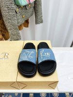 小众潮牌The Row23夏季刺绣logo厚底简易拖鞋 第一眼看到这个鞋子给人感觉很简单不起眼 其实上脚很好看，主要也好穿，整个鞋子非常柔软不磨脚。简约百搭款~