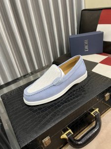 出厂价 迪奥 一脚蹬最新款休闲时尚男鞋爆款版型简洁大气 潮男专属.独有的官网新最品牌元素版原装饰，进口牛皮搭经典面料，配饰尚时又大方，羊皮内里，耐磨闲休大底。S